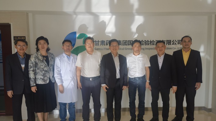2023年8月21日下午，泰國(guó)衛(wèi)生部傳統(tǒng)和替代醫(yī)學(xué)司司長(zhǎng)王通財(cái)，泰國(guó)駐西安總領(lǐng)事館總領(lǐng)事韓美玲，泰國(guó)衛(wèi)生部傳統(tǒng)和替代醫(yī)學(xué)司副司長(zhǎng)特萬(wàn)，泰國(guó)傳統(tǒng)和替代醫(yī)學(xué)部顧問(wèn)文夢(mèng)賢，瓦納拉特納泰國(guó)傳統(tǒng)和替代醫(yī)學(xué)系替代